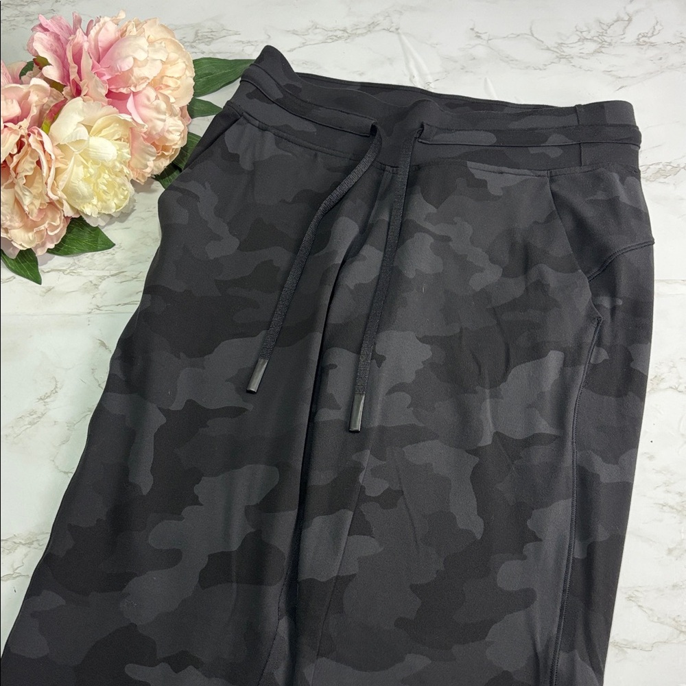 Lululemon Ready to Rulu 7/8 High-Rise Jogger | Black Camo Print Women’s Size 4